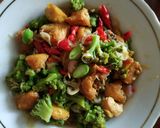 Foto langkah ke 5 dari resep Tumis ayam cah brokolli.