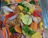 Foto del paso 3 de la receta: Muslos de pollo con verduras y vegetales al horno
