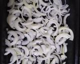 Foto del paso 1 de la receta: Hamburguesas en colchón de cebollas y papas con cheddar