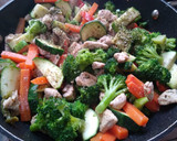 Foto del paso 2 de la receta: Verduras salteadas con carne de pavo, fideos y crema🥦😋