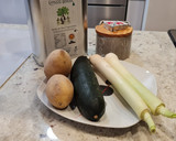 Foto del paso 1 de la receta: Crema de puerros, calabacín, patatas y quesitos