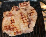 Foto del paso 4 de la receta: Chuletas de cerdo vetadas asadas a la plancha y chips de papas a la parmesana