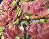 Foto del paso 3 de la receta: Tostas con jamón serrano y aguacate
