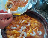 Foto del paso 9 de la receta: Gambas al fish masala con patatas confitadas en fumet de gambas