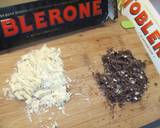 Foto del paso 4 de la receta Bizcocho con relleno de crema de semillas de amapolas y chocolate Toblerone