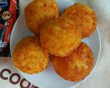 Foto langkah ke 4 dari resep Bola-Bola Nasi Isi Abon.