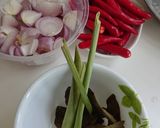 Foto langkah ke 1 dari resep 63. Sambal Ayam Suwir dengan Daun Jeruk.