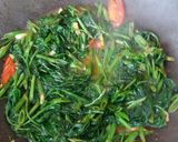 Foto langkah ke 4 dari resep Tumis kangkung terasi.