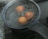 Foto del paso 1 de la receta Huevos rellenos con salmón ahumado y queso