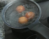 Foto del paso 1 de la receta: Huevos rellenos con salmón ahumado y queso