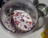 A picture of step 3 of Berry Creamy Popsicles.