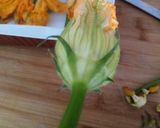 Foto del passaggio 2 della ricetta Fiori di zucca ripieni e impanati in friggitrice ad aria
