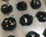 Foto langkah ke 4 dari resep Blue Chewy Oreo Cookies.