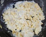 Foto del paso 2 de la receta: 🍳Lazy scrambled eggs with cheese by ครัวนุ้งแคท 🍳Huevos revueltos con queso a la vaga 😅