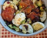 عکس مرحله 8 از دستور سالاد آووکادو و تخم‌مرغ ویژه (رژیم کتوژنیک (Ketogenic Diet) )🥑🥚🍅🧅🍋
