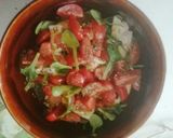 Madársaláta mozzarellával és koktélparadicsommal recept fázis 2 fotója