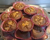 Foto del paso 5 de la receta: Muffins de chocolate rellenos con manzana y coco rallado