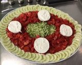 Une image de l'étape 6 de Salade de tomates, courgette et concombre aux sardines, câpres et mozzarella sauce malt.