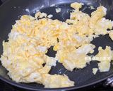A picture of step 4 of Stir-Fried Eggs with Water Bamboo.