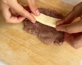 Hình bước làm 3 của món Bò wellington cho bé