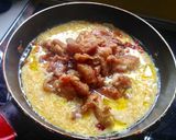 Foto langkah ke 7 dari resep Kulit Ayam Crispy With Egg and Cheese.
