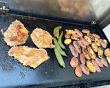 Une image de l'étape 10 de Côtes de porc grillées marinées sauce tomate aux pommes de terre et piments verts.