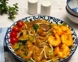 Foto langkah ke 5 dari resep Kwetiau Goreng Udang dan Bakso.