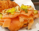 Foto del paso 4 de la receta: Croissant de Salmón ahumado, queso, nueces y pepinillos 🔥🔥🔥