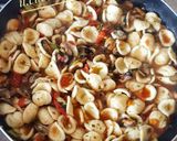 Foto del passaggio 8 della ricetta Orecchiette con cozze, zucchine, fiori di zucchine e pomodori