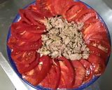 Une image de l'étape 4 de Salade de tomates au thon oignon rouge et câpres (sauce citron).