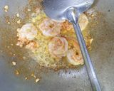 รูปขั้นตอนการทำที่ 2 ของ ผัดผงกะหรี่กุ้ง ปลาหมึก