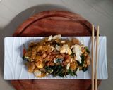 Foto langkah ke 4 dari resep Kwetiau goreng mix spinach and scrambled egg.
