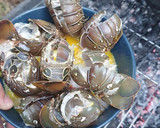 Foto del paso 3 de la receta: Colas de langosta al ajo y limón