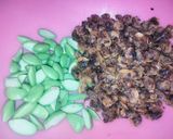 Foto langkah ke 1 dari resep Oseng Kerang Dara Santan.