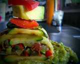 Foto del paso 11 de la receta: Hojas de calabacín asadas rellenas con vegetales sobre guacamole
