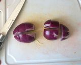 Édesburgonya sült lila hagymával recept fázis 2 fotója