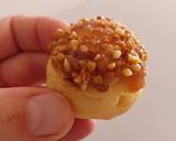 Foto del paso 9 de la receta: Miniprofiteroles rellenos de crema de limón con cobertura de toffee y crocanti