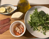 Foto del paso 1 de la receta: Ensalada de salazones de pescado, con pera y queso fresco