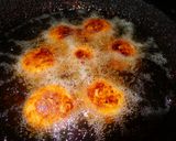 Foto del paso 6 de la receta: Buñuelos de yuca con almíbar de papelón