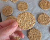 Foto del paso 4 de la receta: Crackers de avena con copos de avena gruesos sin gluten tipo "oatcakes"