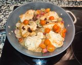 Foto del paso 9 de la receta: Pechuga de pavo con vino blanco, pasas y uva