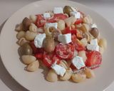 Foto del passaggio 4 della ricetta Pasta fredda con pomodori,olive con mix di verdure, tonno e formaggio spalmabile