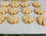 Foto langkah ke 7 dari resep Donat Bunga Empuk Tanpa Kentang.