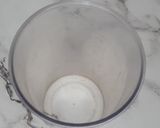 A picture of step 1 of Oreo Chocolate shake.