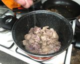 Foto del paso 1 de la receta Cordero guisado con nidos de champiñones y huevos de codorniz