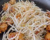 A picture of step 7 of Octopus fry with sautéed bean sprouts.