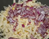 Lilahagymás rántott sajtgolyó recept fázis 1 fotója