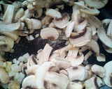 Foto del paso 2 de la receta: Pasta con salsa bechamel de champiñones y pollo