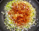 Foto del paso 8 de la receta: Buñuelos de repollo y zanahoria con salsa picante de ajo dulce
