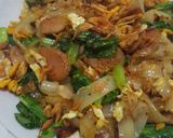 Foto langkah ke 4 dari resep Kwetiau goreng sosis pedas. Simpel.